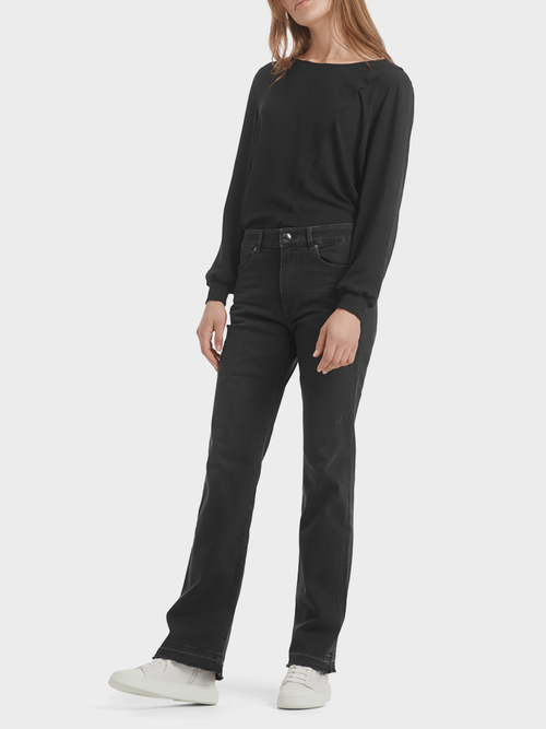 Jeans mit destroyed Details