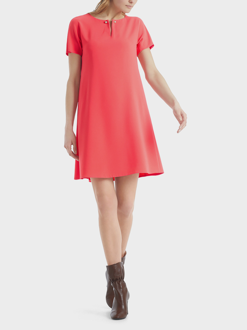 Kleid mit Perlenverzierung