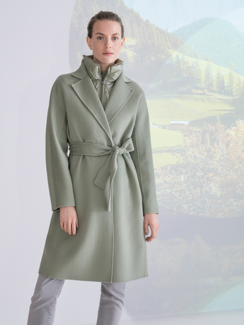 Coat with quilted collar