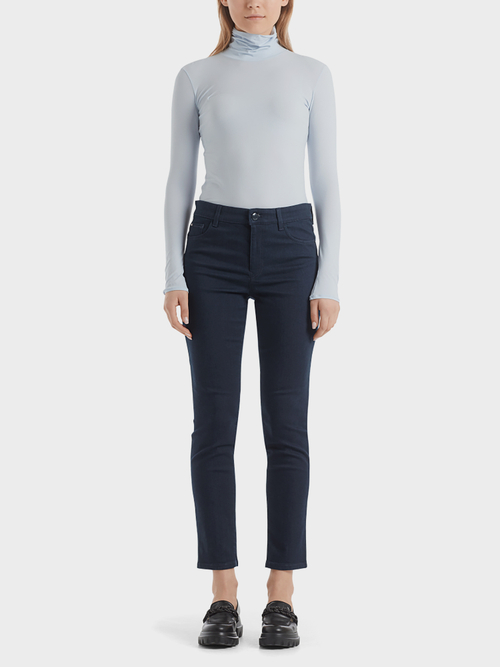 Jeans mit dunkler Waschung