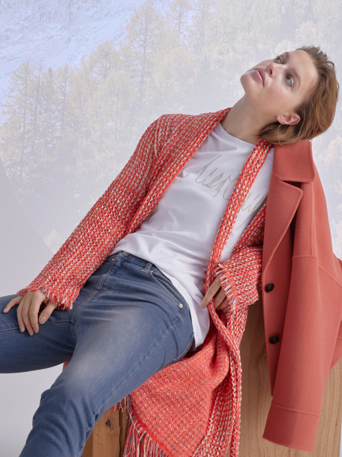 Röhrenjeans mit Schmuckknopf