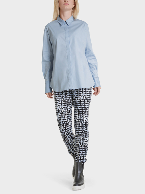 Baumwollbluse mit Zierkette