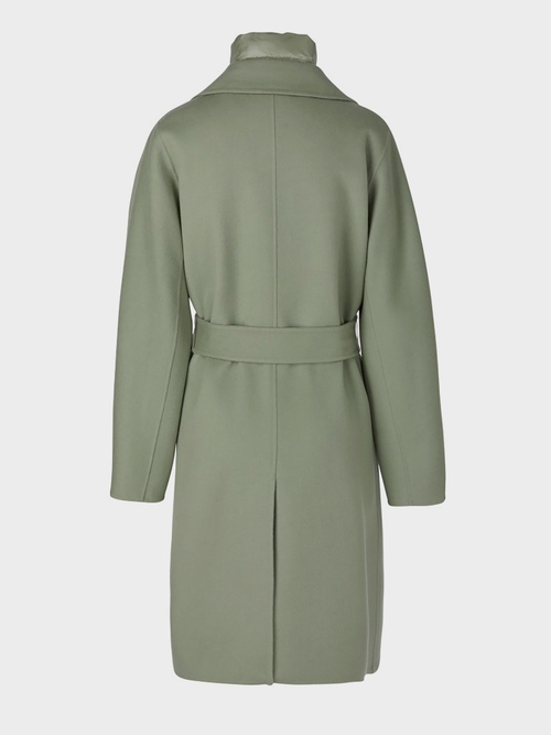 Coat with quilted collar