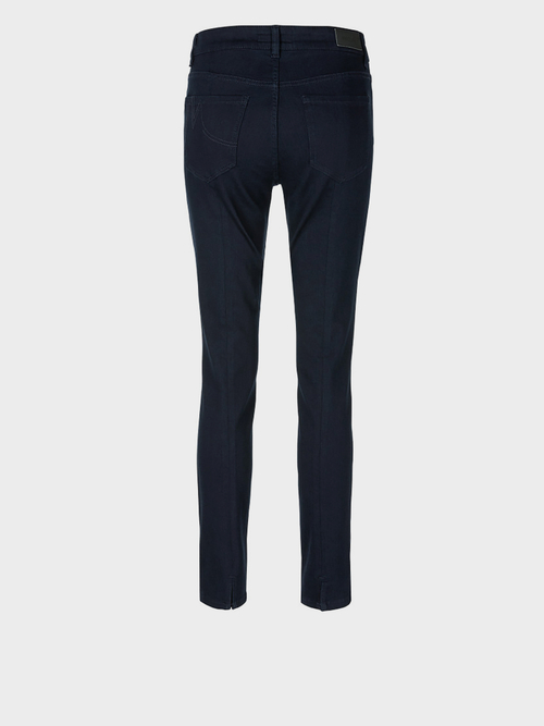 Jeans mit dunkler Waschung