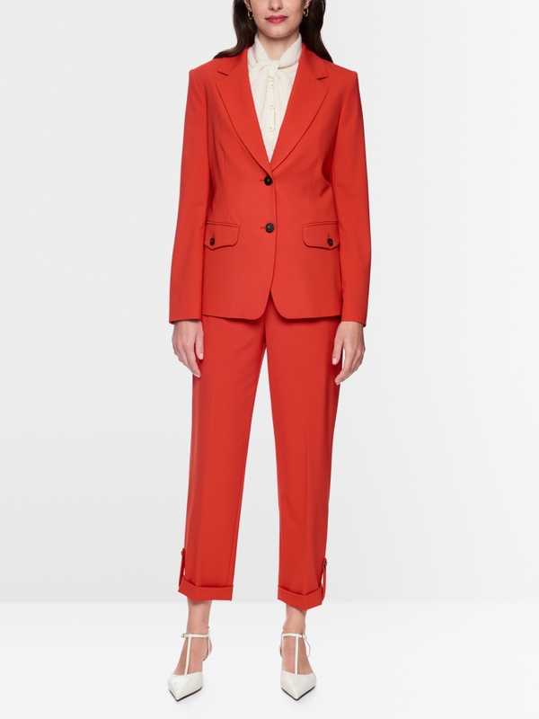 Taillierter Blazer mit gerundetem Saum