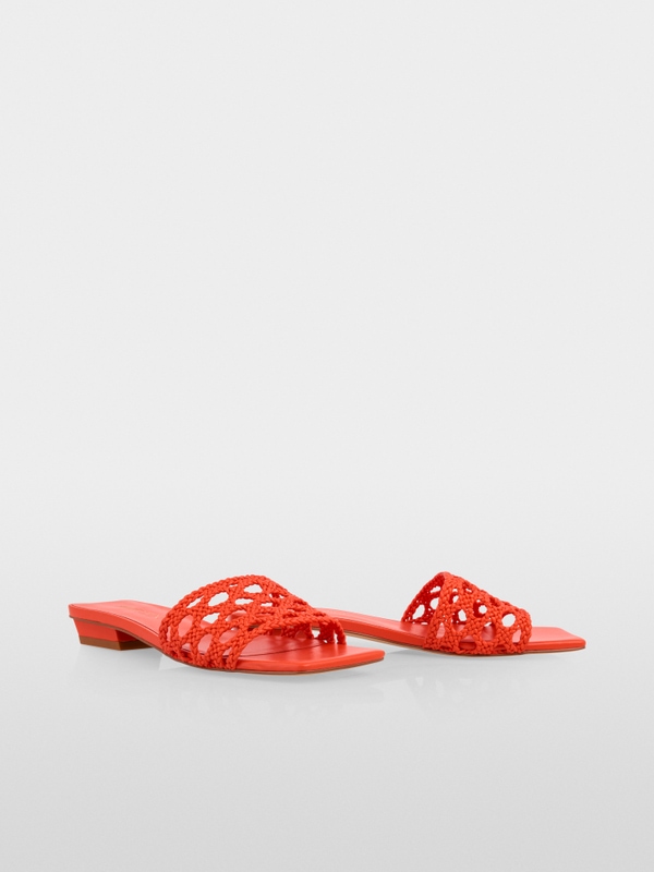 Flat sandals with macramé straps