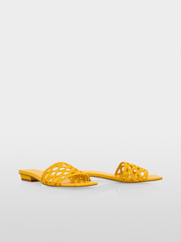 Flat sandals with macramé straps