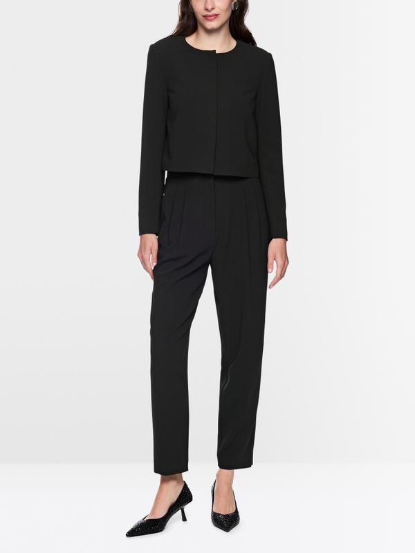 Short jacket with shoulder emphasis