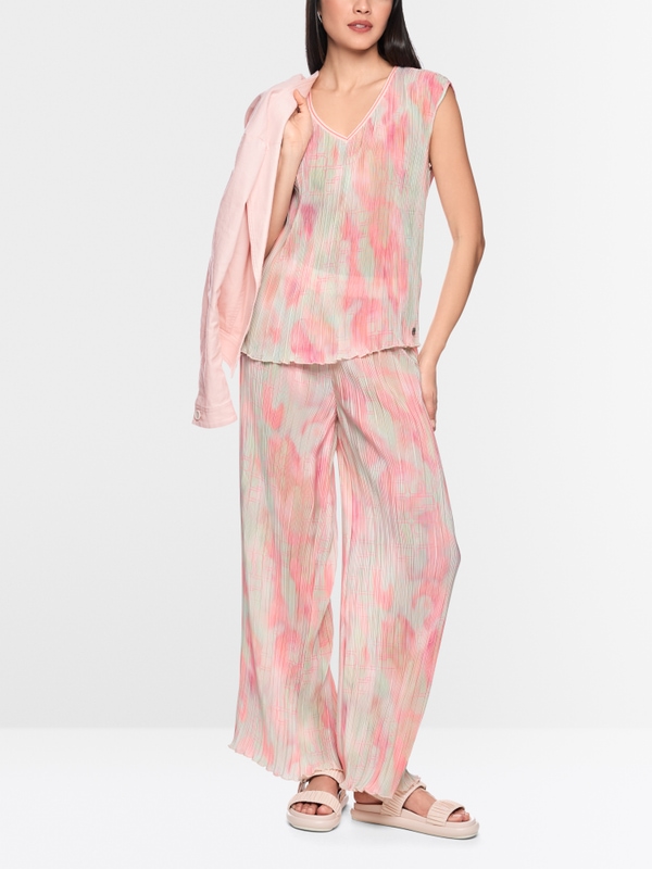 Sleeveless pleated blouse