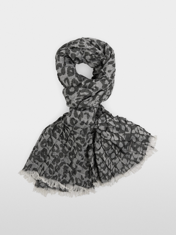 Scarf with leopard print