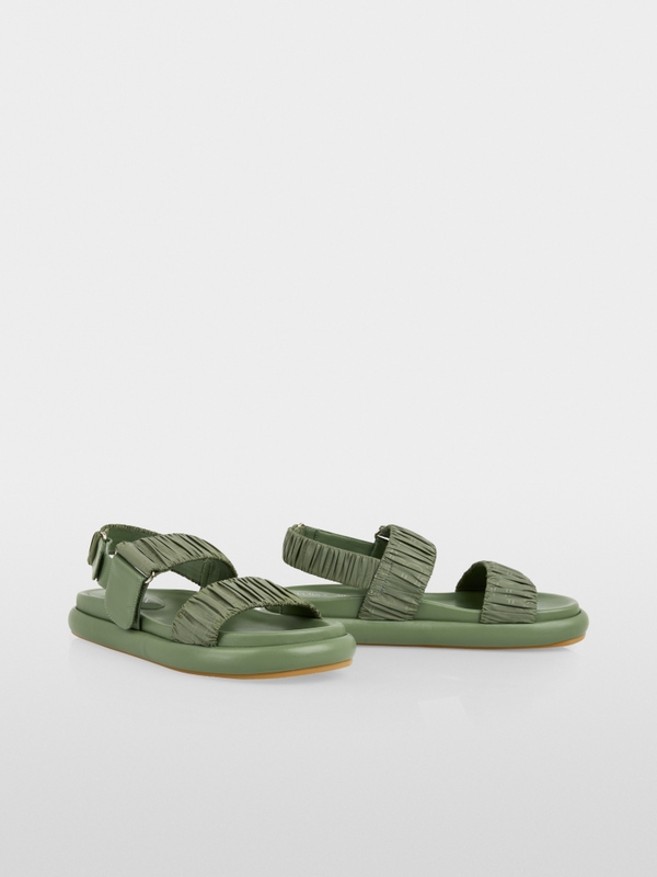 Sandals with gathering