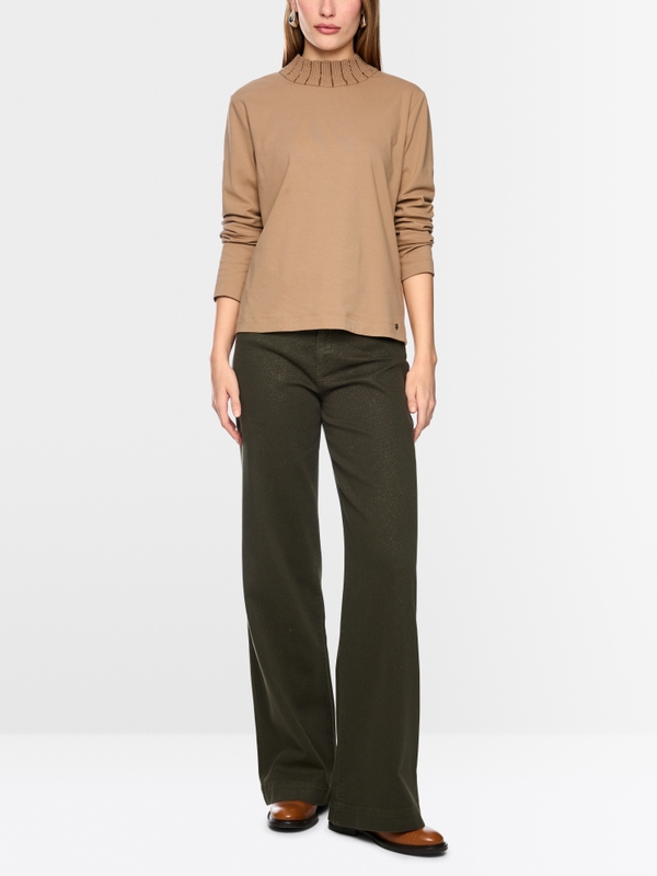 Shirt with knitted collar