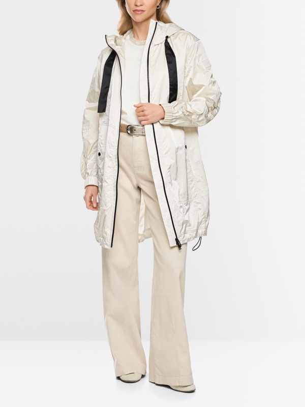Manteau brillant avec détails contrastés
