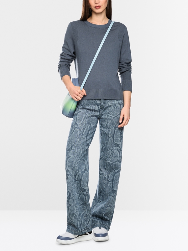 Lightweight jumper