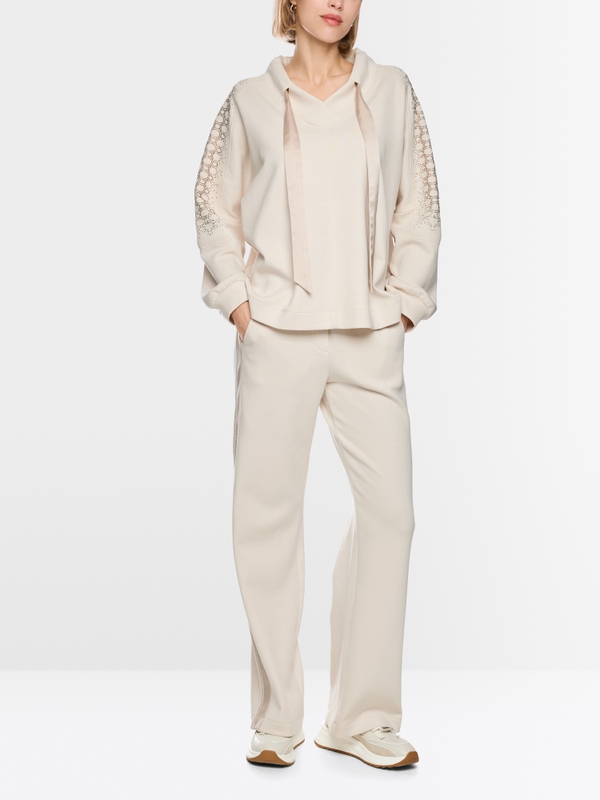 Oversized sweatshirt with hotfix stones