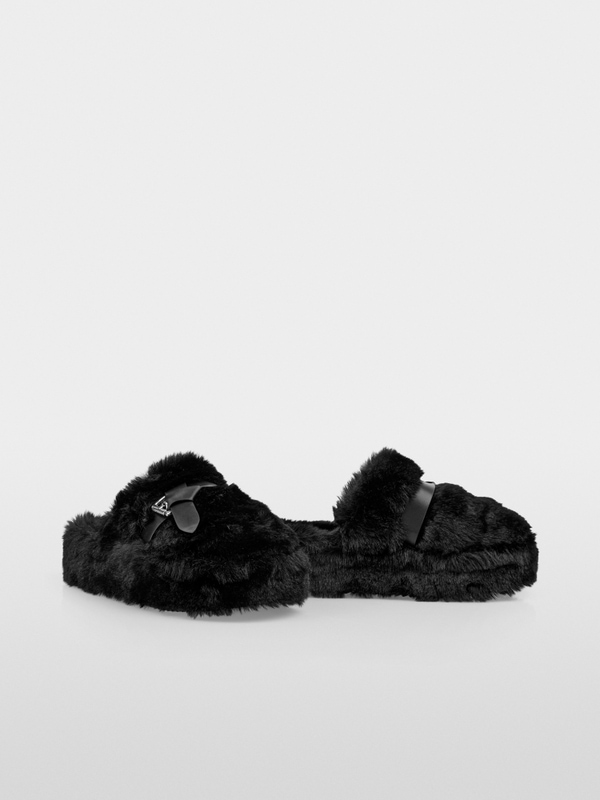 Fluffy slippers with faux lambskin
