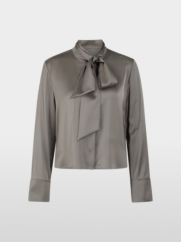 Feminine blouse with bow