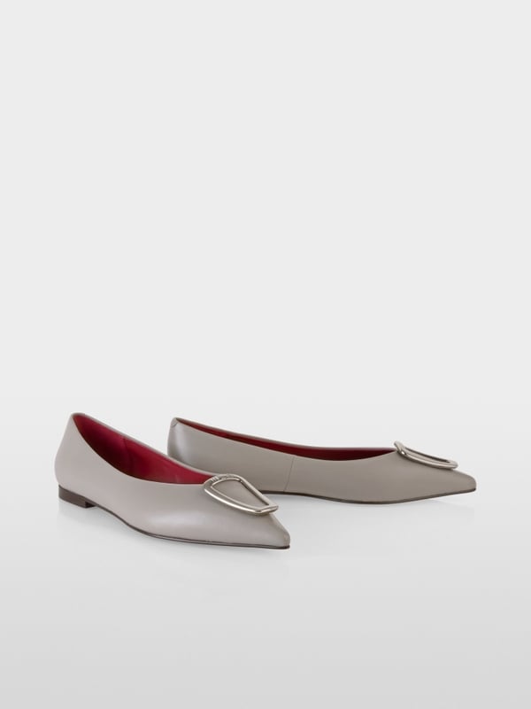 Pointed ballerinas with metal detail