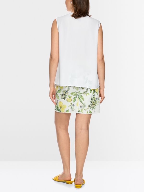 Vibrant top with pleating