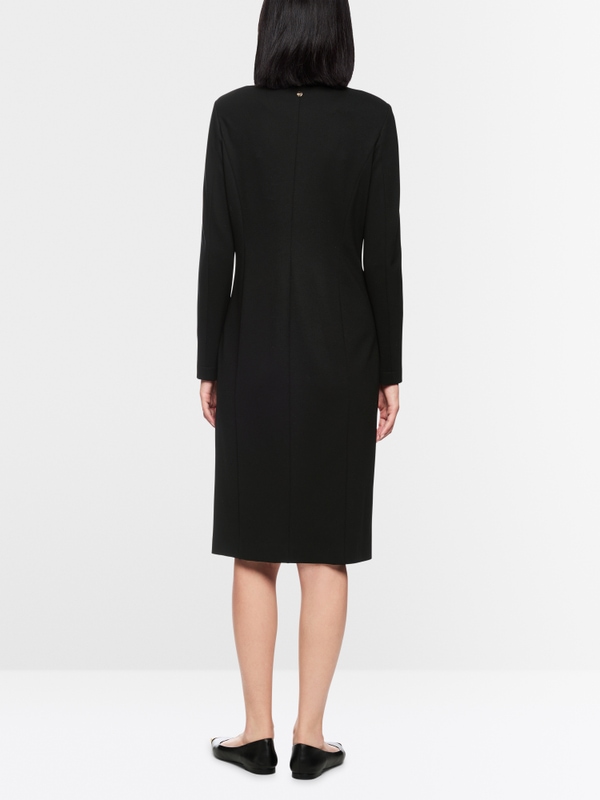 Fitted dress with buttoning