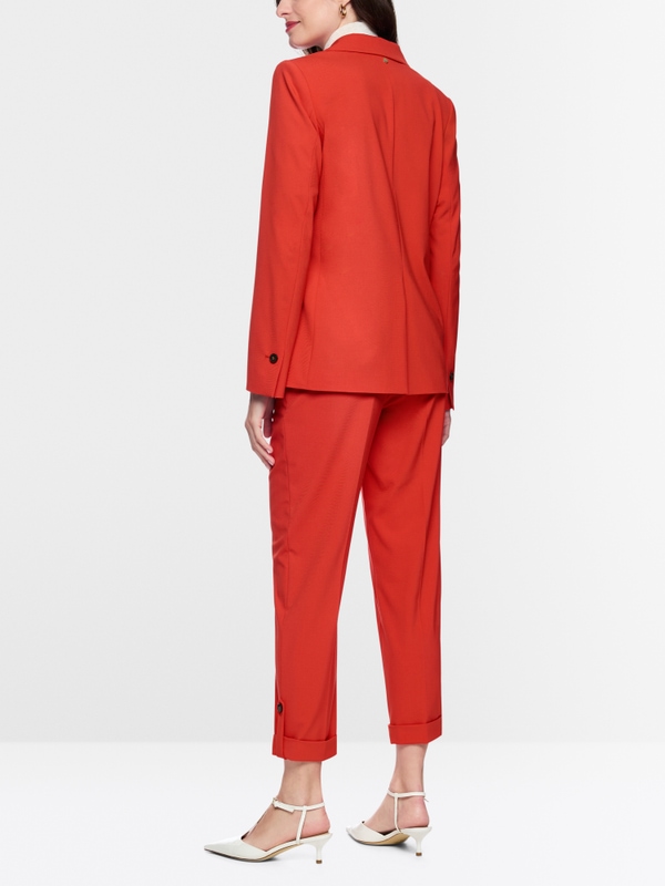 Taillierter Blazer mit gerundetem Saum