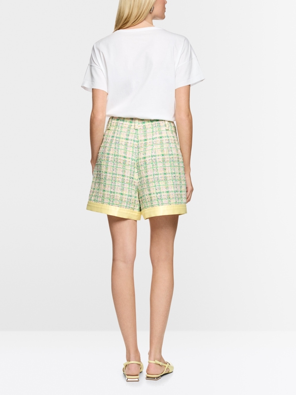 Shorts with contrasting details