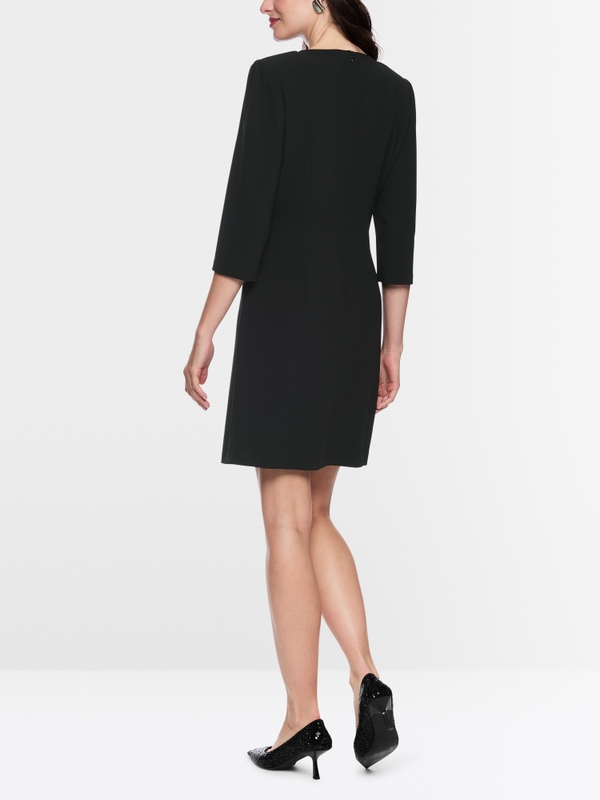 Robe avec pierres décoratives