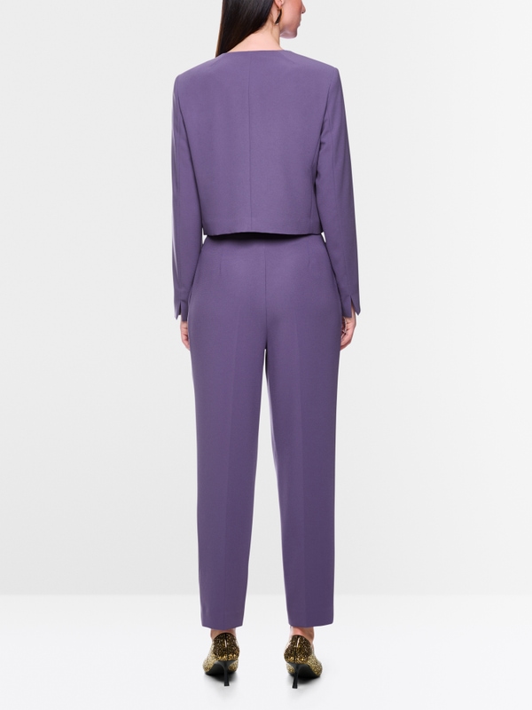 Short jacket with shoulder emphasis