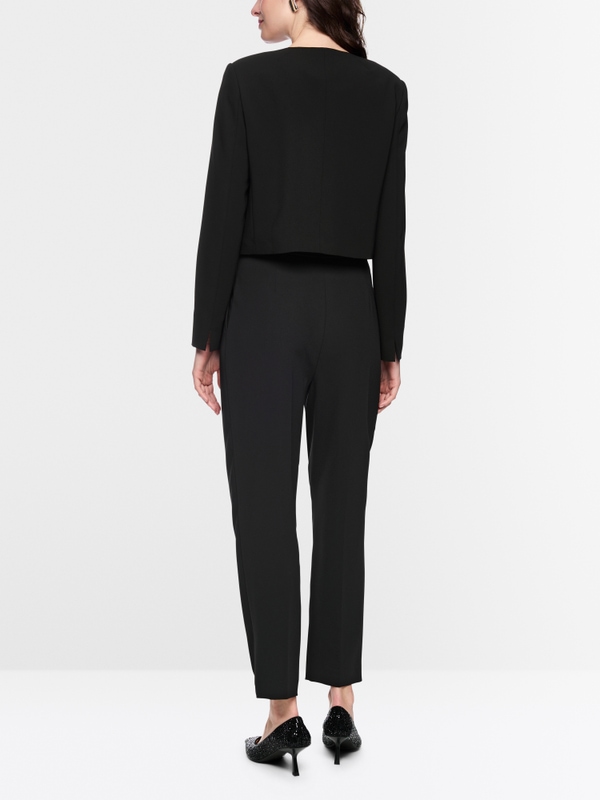 Short jacket with shoulder emphasis