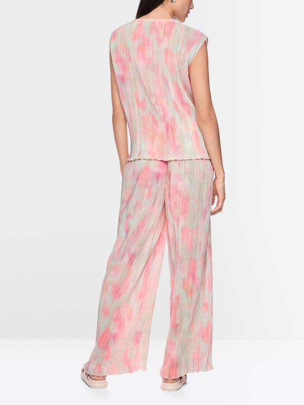 Sleeveless pleated blouse