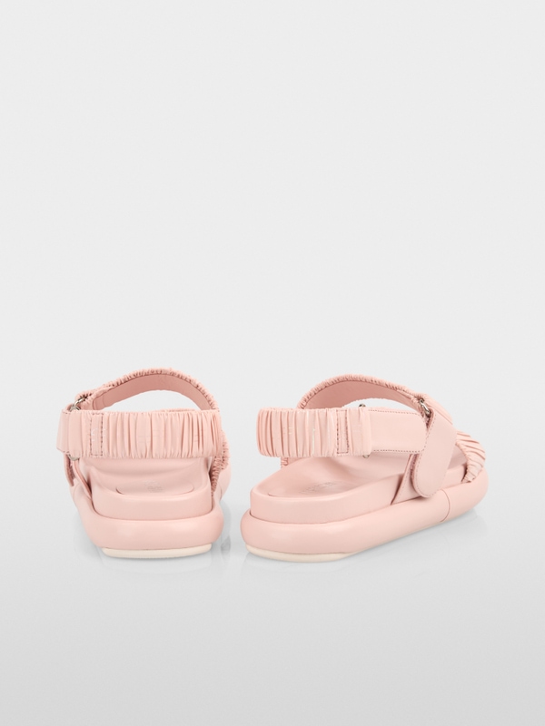 Sandals with gathering