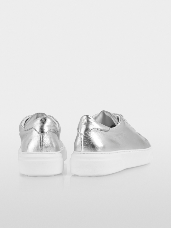 Sneakers with metallic look