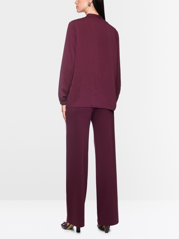 Loose-fitting blouse with V-neck