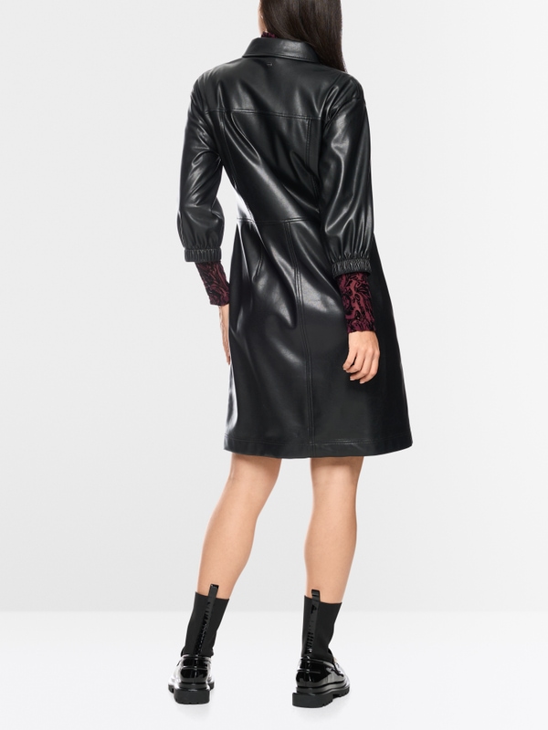 Robe mi-longue à l'aspect cuir raffiné