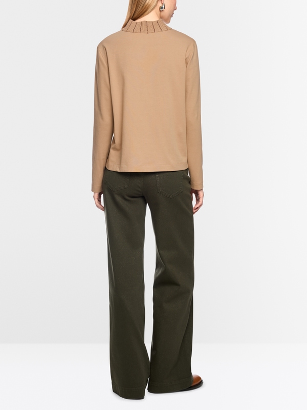 Shirt with knitted collar