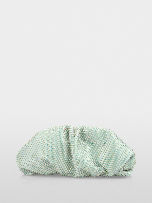 Pochette en satin ornée d'une maille de cristaux
