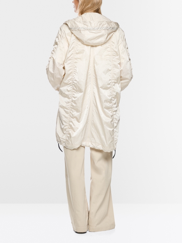 Manteau brillant avec détails contrastés