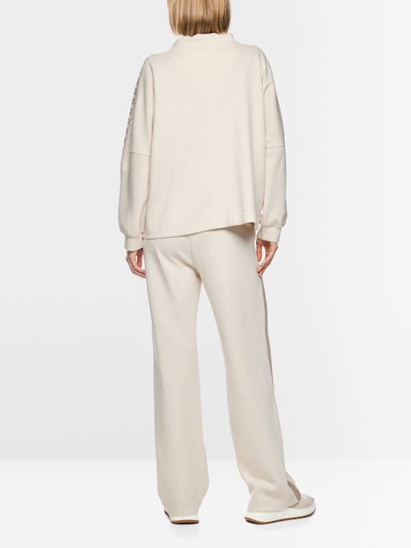 Oversized sweatshirt with hotfix stones