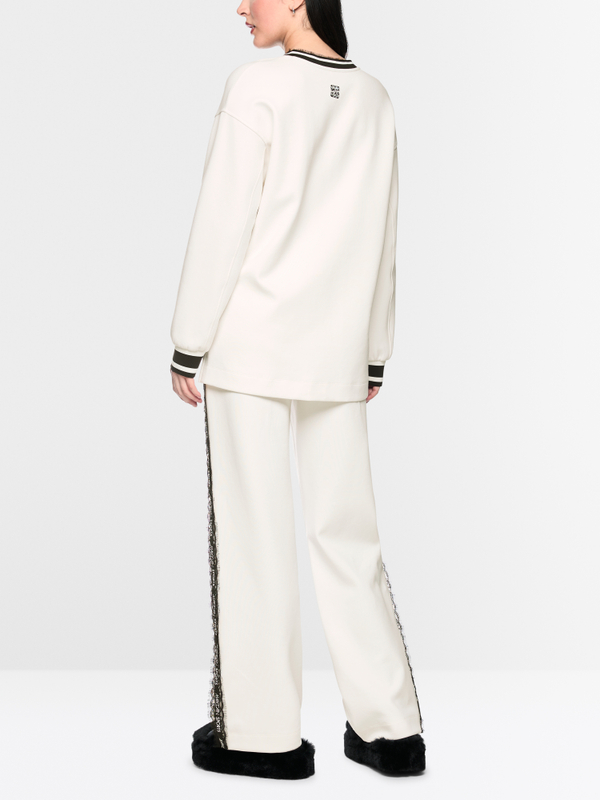 Sweatshirt with delicate lace details
