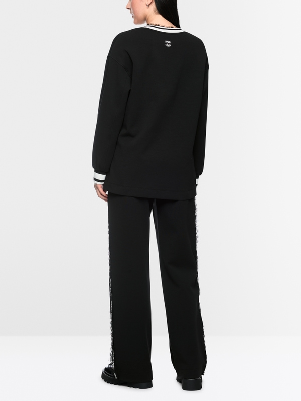Sweatshirt with delicate lace details