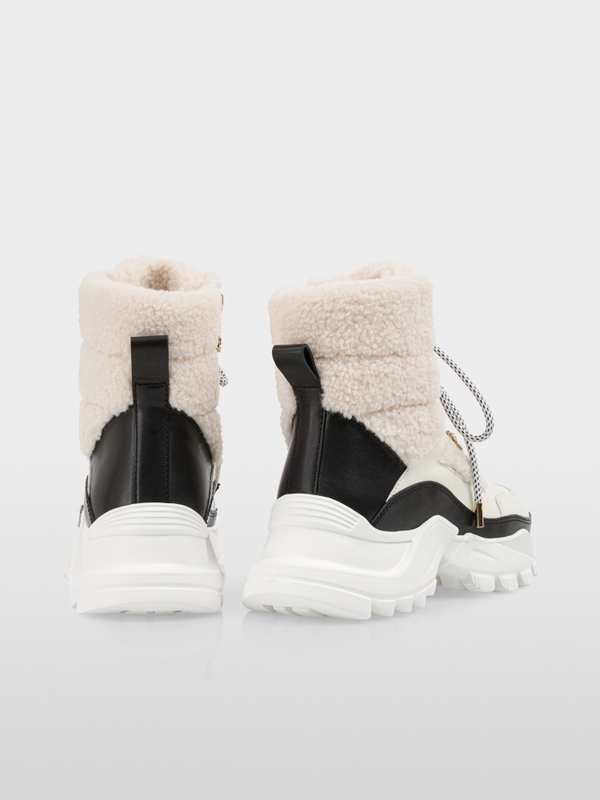 Sporty lace-up boots