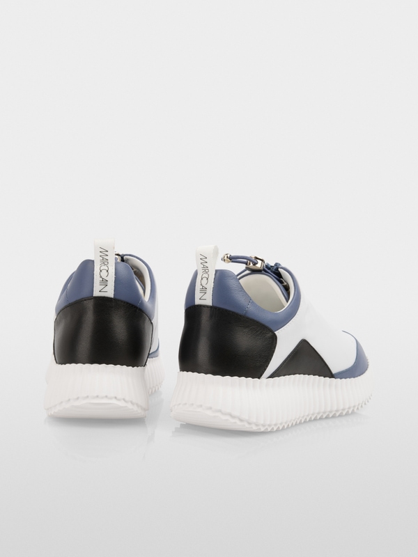 Sneakers with zip