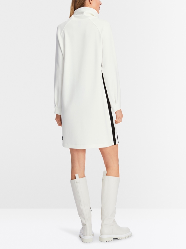 Kurzes Kleid mit  Kellerfalten