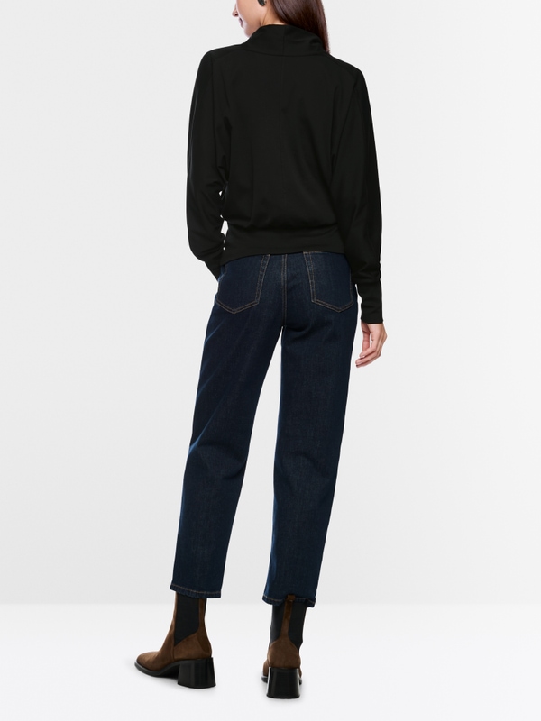 Vrouwelijk shirt met V-hals