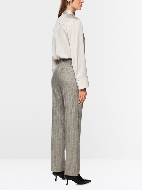 Feminine blouse with bow