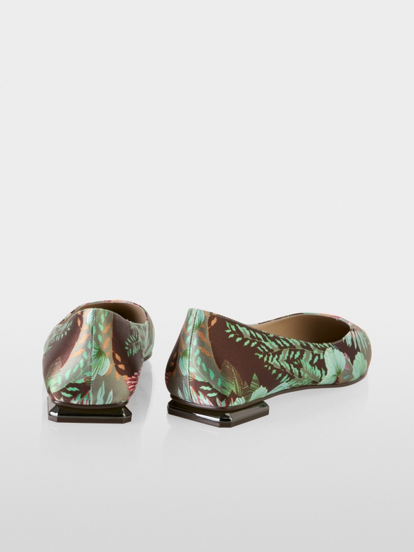 Ballerina mit floralem Print