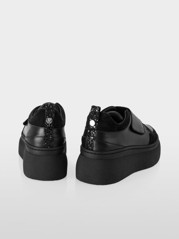Moderner Sneaker mit Klettverschluss