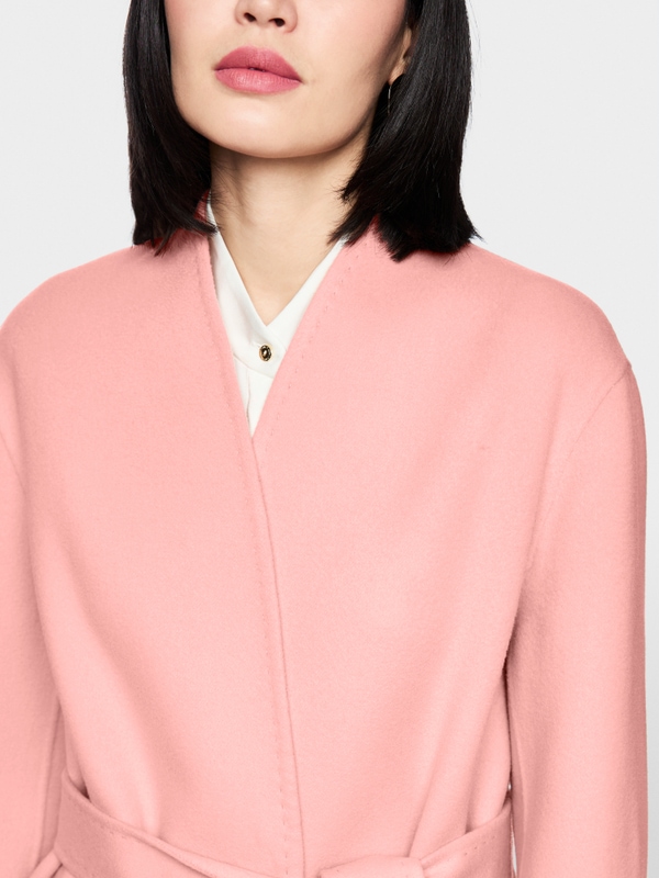 Elegant coat made of pure wool