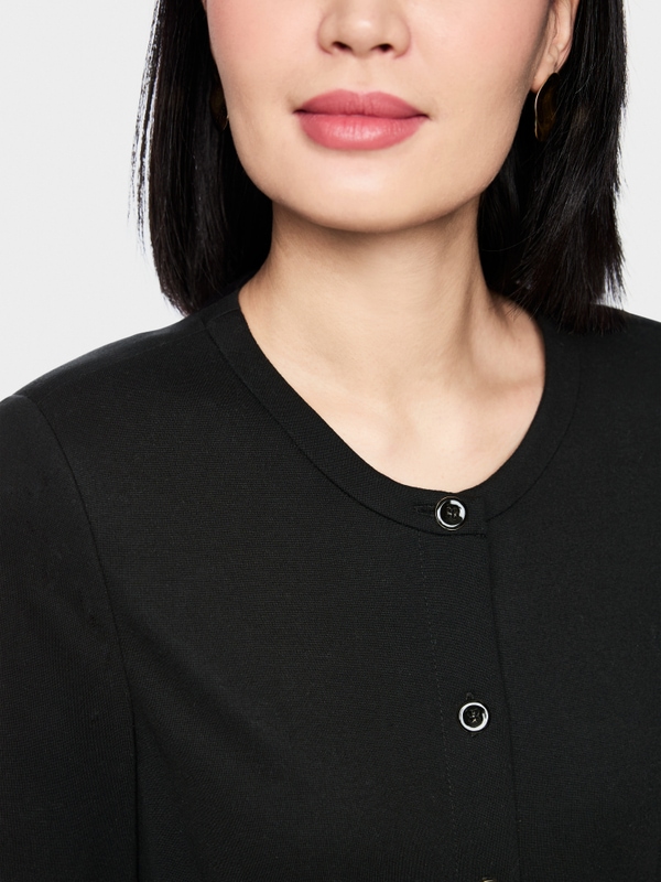 Fitted dress with buttoning