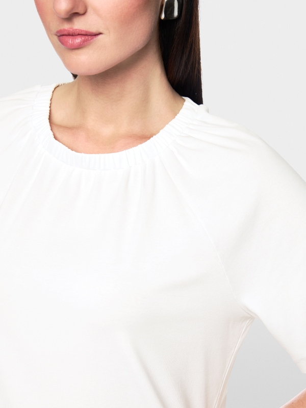 Plain short-sleeve shirt with gathering